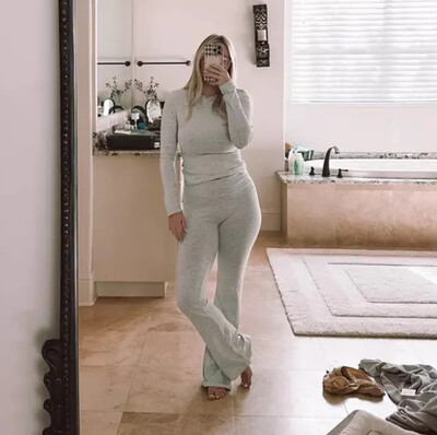 Női, 2 részes társalgógarnitúra, áthajtható rövid ujjú, vágásos felső és alacsony emelkedésű, flare leggings jóganadrág szett tréningruha