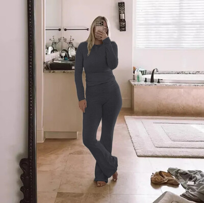 Női, 2 részes társalgógarnitúra, áthajtható rövid ujjú, vágásos felső és alacsony emelkedésű, flare leggings jóganadrág szett tréningruha