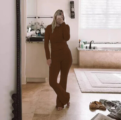 Női, 2 részes társalgógarnitúra, áthajtható rövid ujjú, vágásos felső és alacsony emelkedésű, flare leggings jóganadrág szett tréningruha