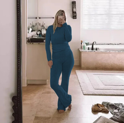 Női, 2 részes társalgógarnitúra, áthajtható rövid ujjú, vágásos felső és alacsony emelkedésű, flare leggings jóganadrág szett tréningruha