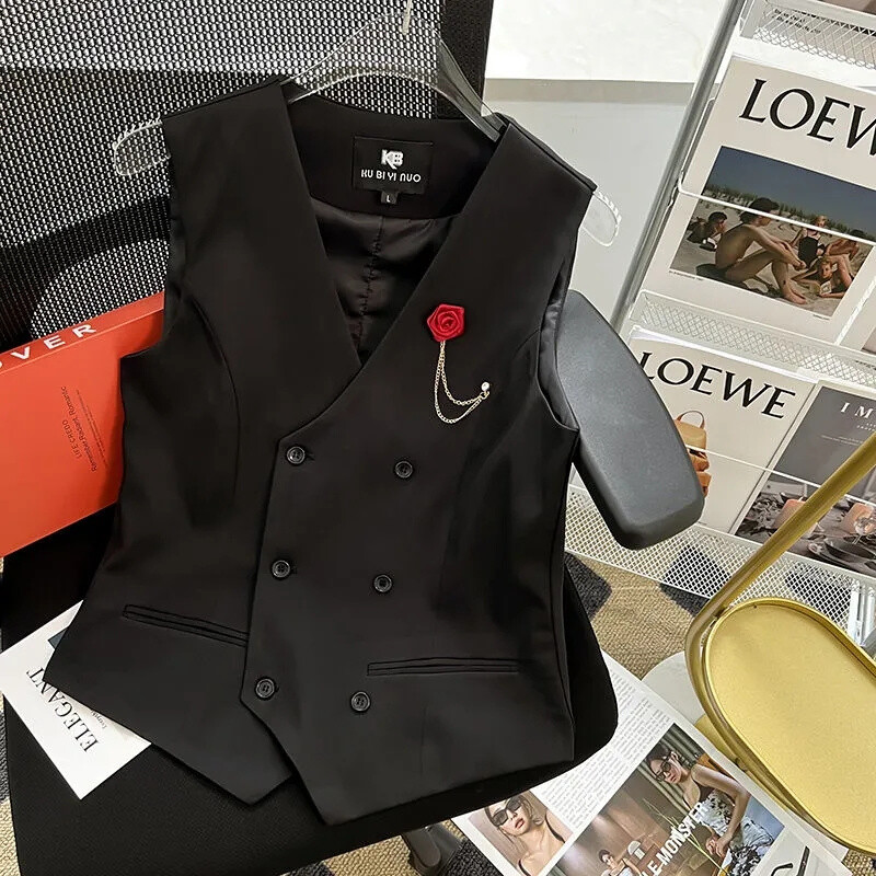 2024. gada vasaras veste sievietēm ar V veida kakla izgriezumu