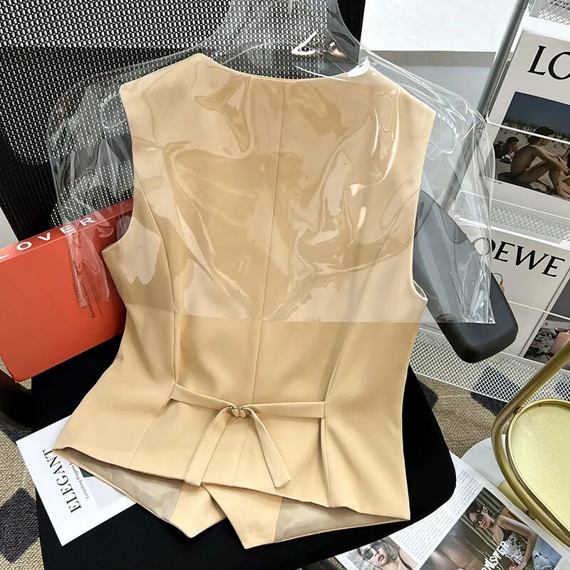 2024. gada vasaras veste sievietēm ar V veida kakla izgriezumu