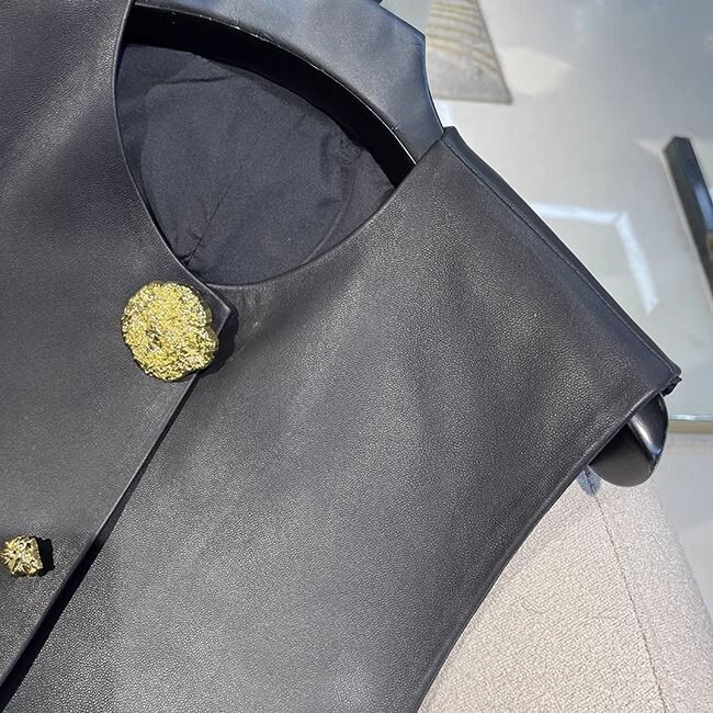 2024. gada rudens, jauna īstas ādas veste, sieviešu veste ar apaļu kaklu, īss bezpiedurkņu augšdaļa, metāla pogas kokvilna