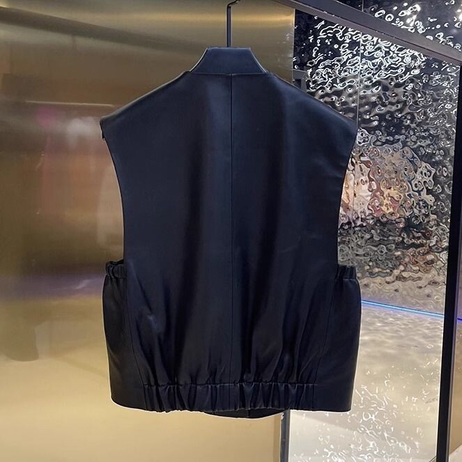 2024. gada rudens, jauna īstas ādas veste, sieviešu veste ar apaļu kaklu, īss bezpiedurkņu augšdaļa, metāla pogas kokvilna