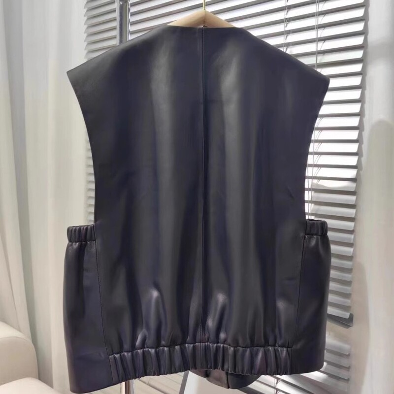 2024. gada rudens, jauna īstas ādas veste, sieviešu veste ar apaļu kaklu, īss bezpiedurkņu augšdaļa, metāla pogas kokvilna