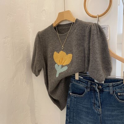 Nyári kötött póló Női koreai divat Luxus Dizájner Virággal hímzett karcsúsított felső női ruhák