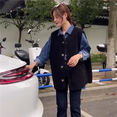 Női 2024. őszi/téli új stílusú báránygyapjú dzseki, laza szabású koreai változat, divatos ujjatlan mellény, divatos felsőruházat