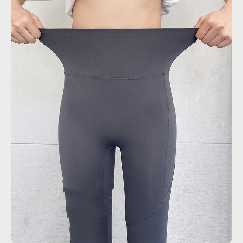 Minimālistisks brauciens uz darbu vasarā, kultūrisms, sieviešu legingi, masīvi savienoti marles burtu kabatas, elastīgas jogas bikses ar augstu vidukli