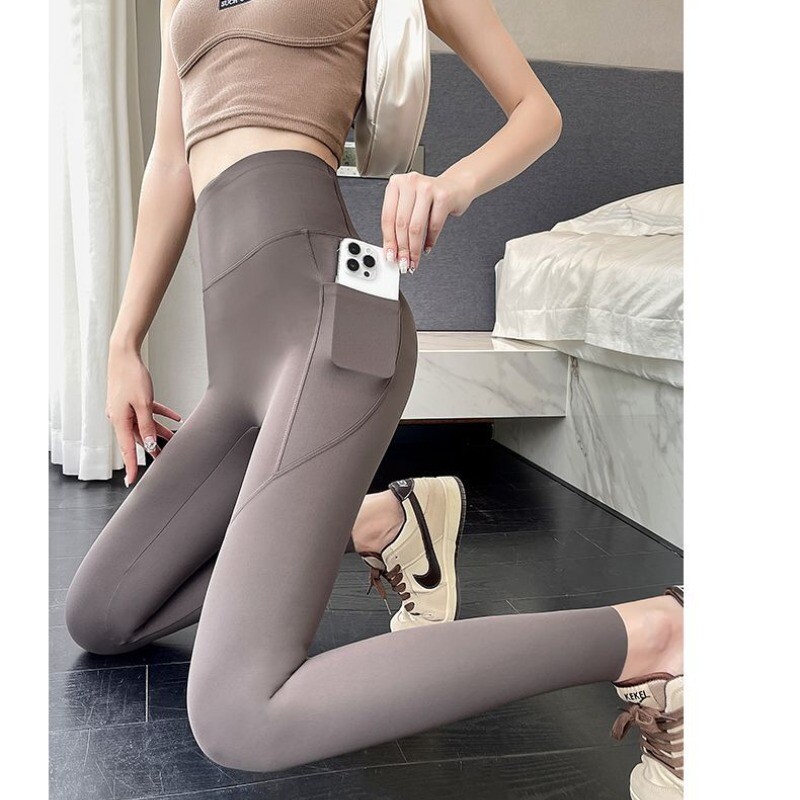 Minimālistisks brauciens uz darbu vasarā, kultūrisms, sieviešu legingi, masīvi savienoti marles burtu kabatas, elastīgas jogas bikses ar augstu vidukli