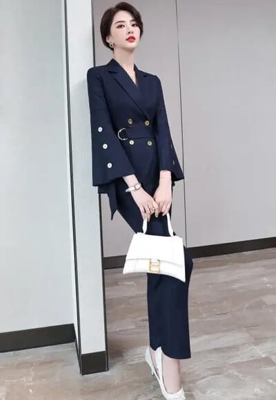 Costum cu pantaloni pentru damă, gri, bleumarin, cu mânecă lungă, blazer și pantaloni.