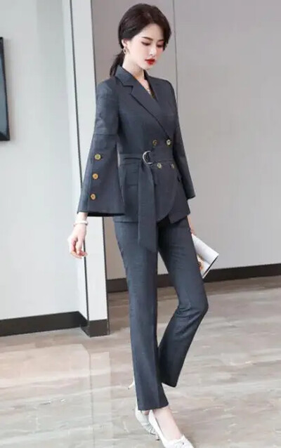 Costum cu pantaloni pentru damă, gri, bleumarin, cu mânecă lungă, blazer și pantaloni.