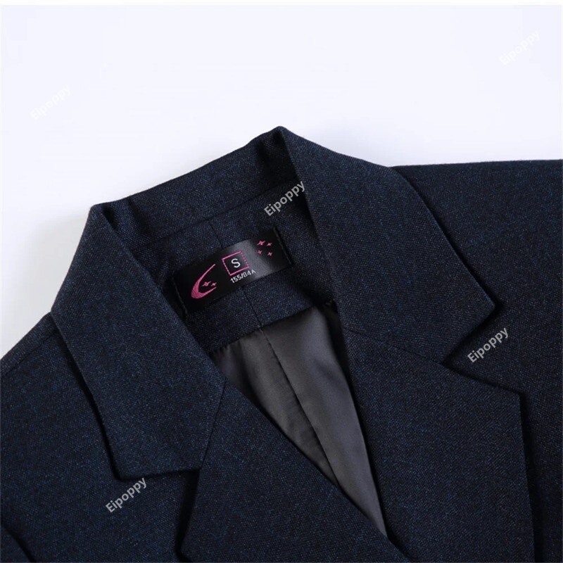 Costum cu pantaloni pentru damă, gri, bleumarin, cu mânecă lungă, blazer și pantaloni.