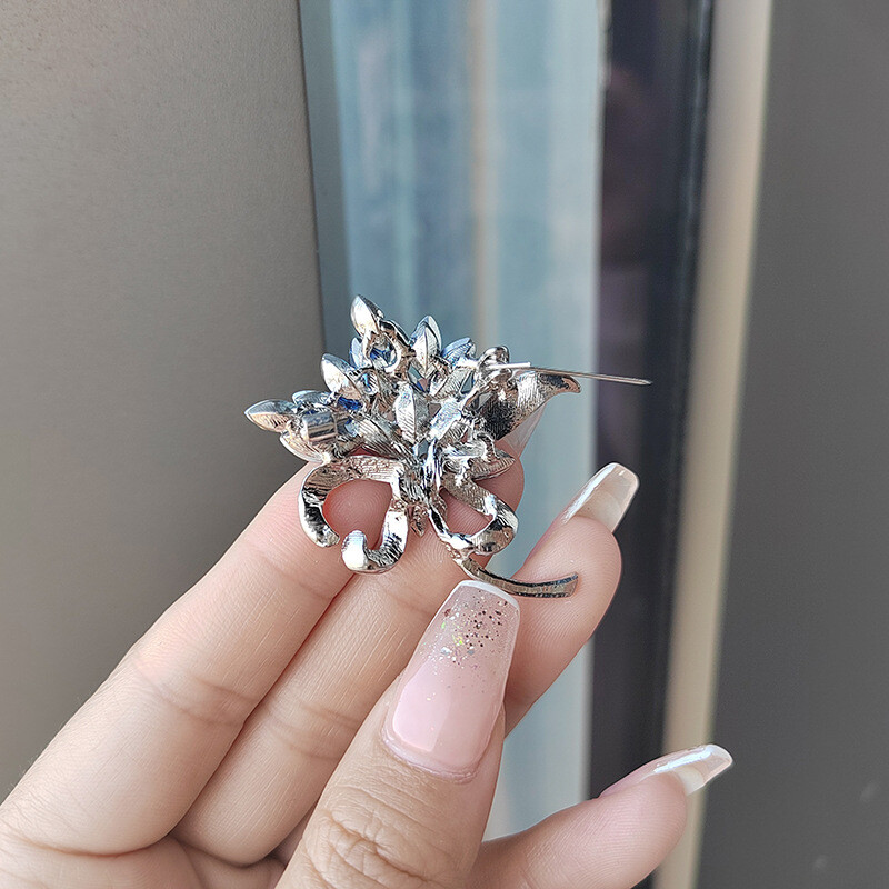 Νέο πολυτελές σχέδιο μπλε κρυστάλλινε καρφίτσες για γυναίκες με ένθετες καρφίτσες από στρας Κοσμήματα Αξεσουάρ ρούχων Δώρο