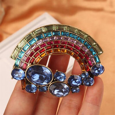 Bájos vintage páva szivárvány medve tündér brossok zöld kristály barokk palota fűző fényes kitűzők parti bankett ékszerek