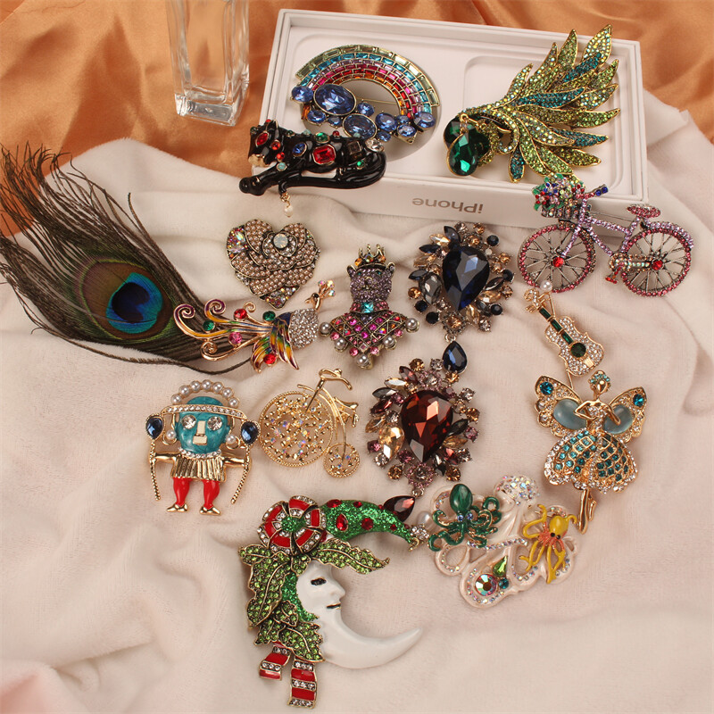 Bájos vintage páva szivárvány medve tündér brossok zöld kristály barokk palota fűző fényes kitűzők parti bankett ékszerek