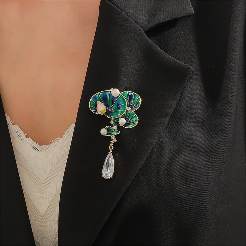 Rhinestone Waterdrop Tassel Green Lotus Flower Καρφίτσες για Γυναικείες Κομψές καρφίτσες κοστουμιού με φύλλα Lotus Φυτό σήμα Μόδα κοσμήματα