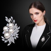 Πολυτελείς καρφίτσες με λουλούδια από κρυστάλλινα μαργαριτάρια για γυναίκες Μόδα Κομψή σχεδίαση Καρφίτσες καρφίτσα από στρας Δώρα με κοσμήματα για πάρτι