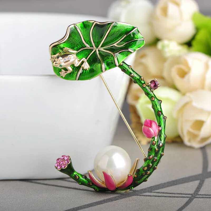 Blucome luxus lótuszvirág zöld levelek béka alakú brossok, fehér szimulált gyöngyzománc bross női sapka öltöny kiegészítők