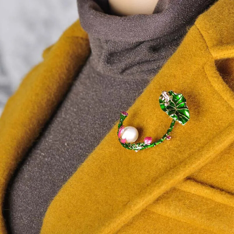 Blucome luxus lótuszvirág zöld levelek béka alakú brossok, fehér szimulált gyöngyzománc bross női sapka öltöny kiegészítők