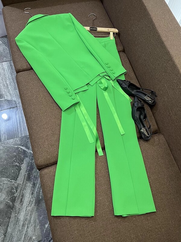 Kevadine Euroopa stiilis daami pidulik tööriietus 2 tk. Ühe nööbiga paeltega Deep-V bleiser laia säärega püksid, soliidne ülikond