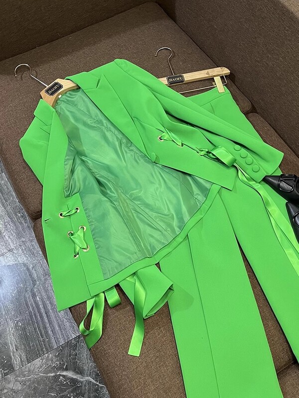 Kevadine Euroopa stiilis daami pidulik tööriietus 2 tk. Ühe nööbiga paeltega Deep-V bleiser laia säärega püksid, soliidne ülikond