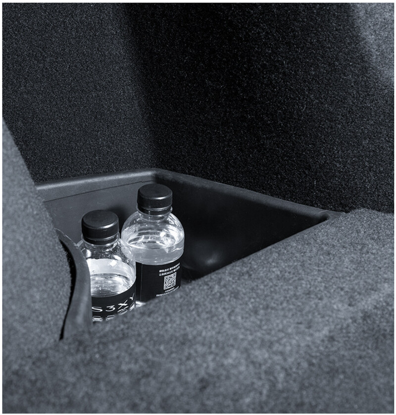 A Tesla Model 3 Highland 2024 tartozékaihoz csomagtartó oldalsó rendszerezőkhez.