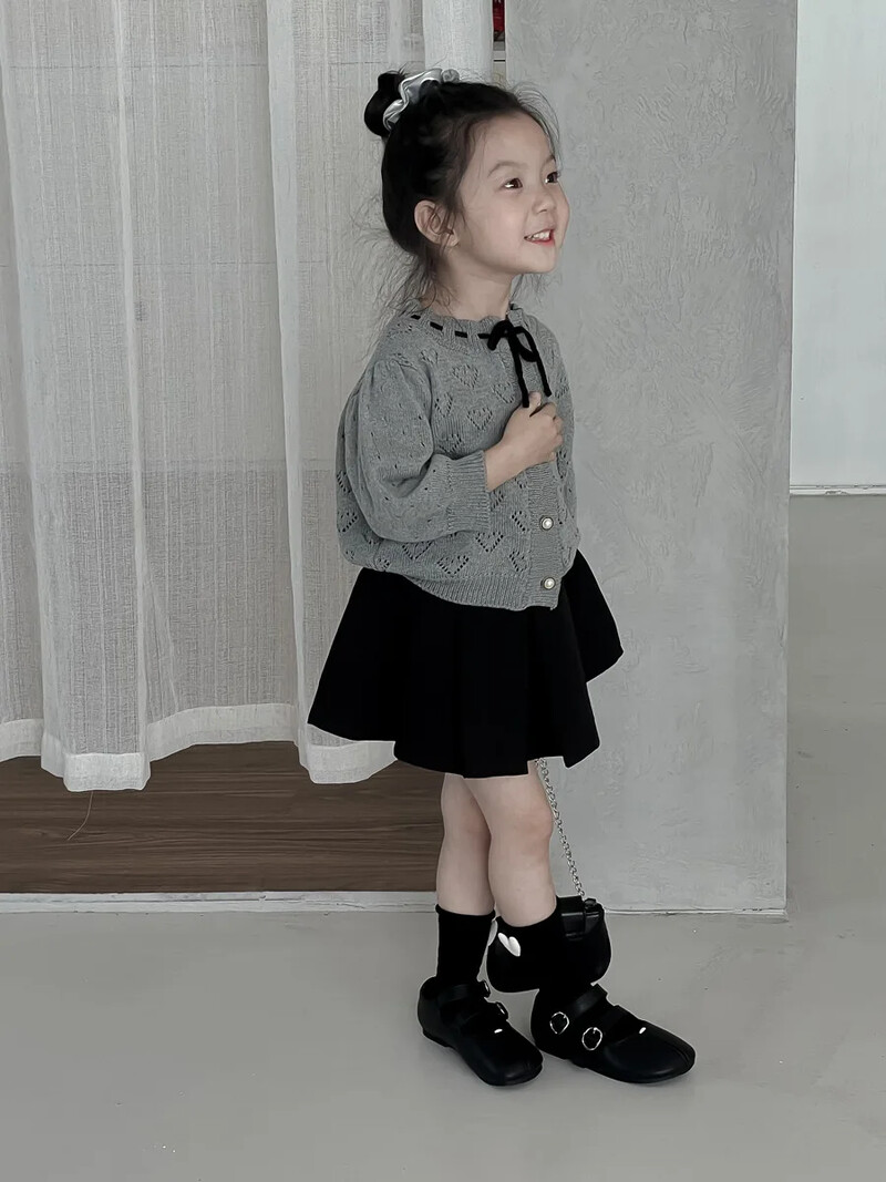 Džemper Djevojčica Korejski slatki jasen Izdubljeno pletenje Puf rukavi za bebe Jednostavna moda 2024. Široka dječja odjeća na pruge