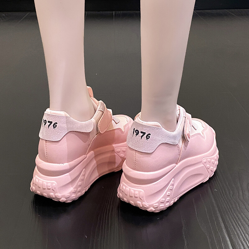 Női cipők 2023 Kiváló minőségű, kerek fejű női vulkanizáló cipők nyári új, egyszínű magassarkú, légáteresztő tornacipők