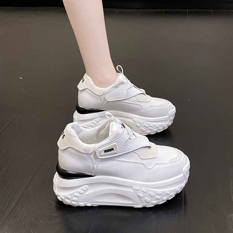 Női cipők 2023 Kiváló minőségű, kerek fejű női vulkanizáló cipők nyári új, egyszínű magassarkú, légáteresztő tornacipők