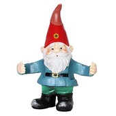 Dobar provod. Lijeni patuljci na kauču koji jedu čips i piju kip u vrtu s pivom