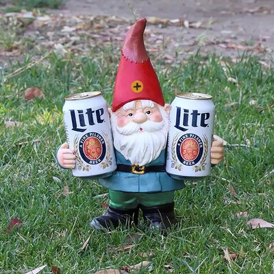 Dobar provod. Lijeni patuljci na kauču koji jedu čips i piju kip u vrtu s pivom