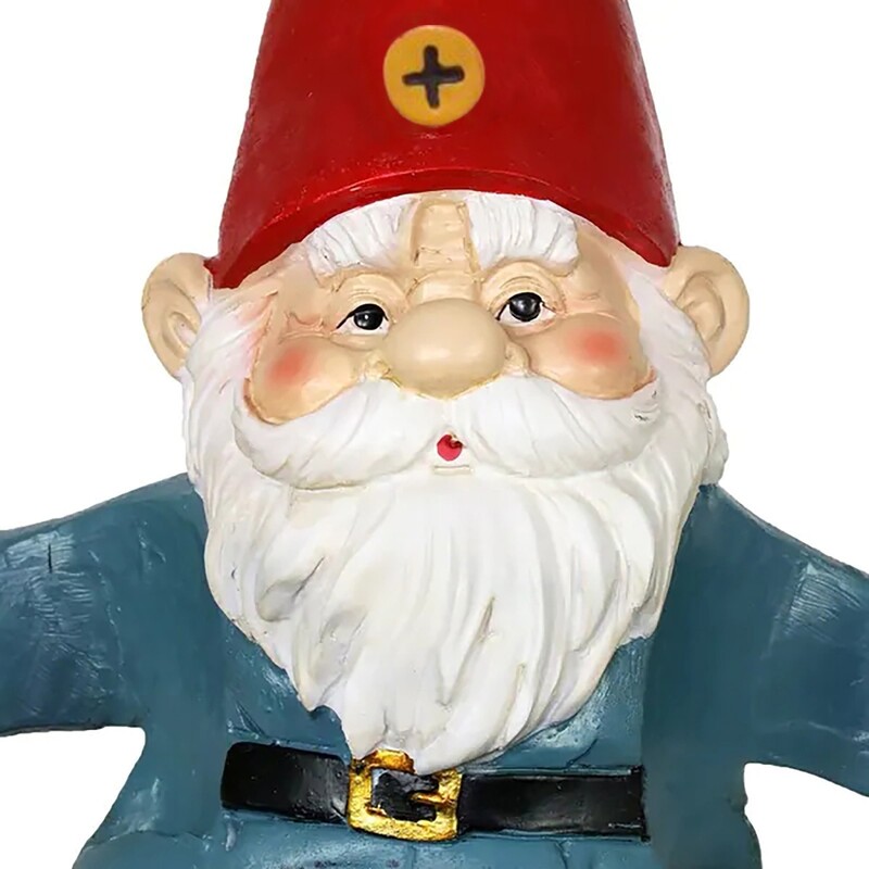 Dobar provod. Lijeni patuljci na kauču koji jedu čips i piju kip u vrtu s pivom