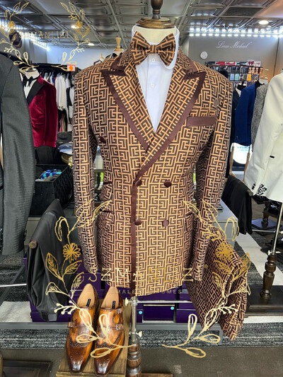 Luksuslikud pruunid ruudulised meeste ülikonnad, kahe rinnaga, uusima disainiga Peak Lapel Peigmehe pulmade smokingid parima mehe kostüüm, 2 tükki