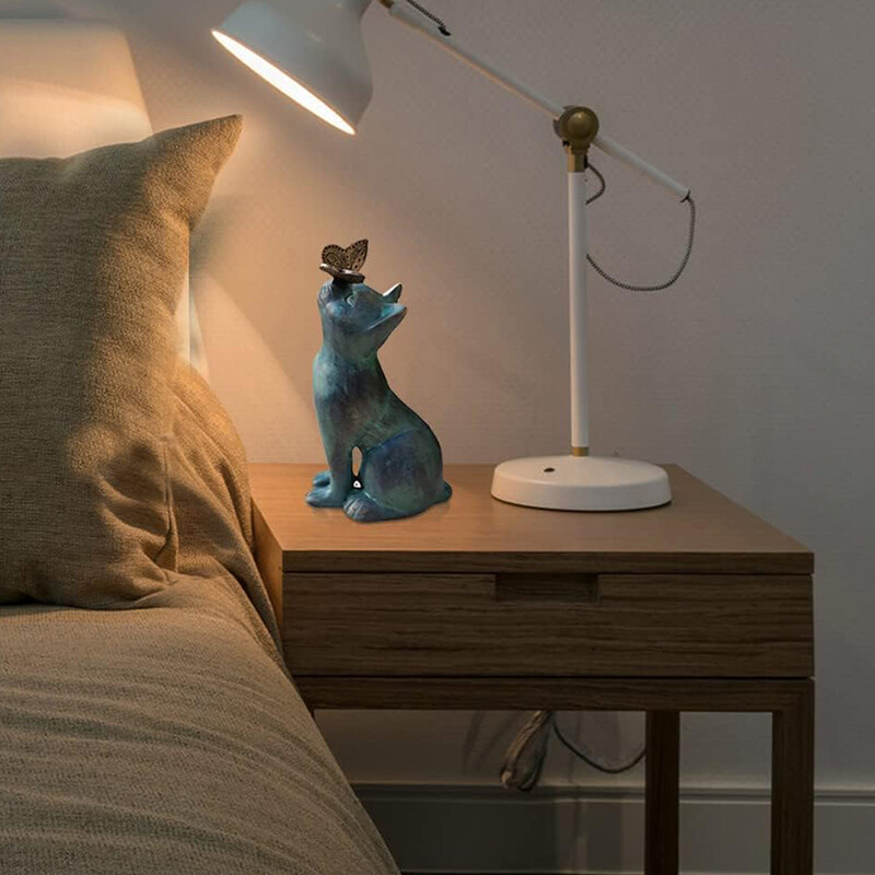 Slatka mačka i leptir Radoznalost Vrtni kip, Znatiželjna mačka igra se s leptirovom statuom, Vrtna mačka Statua Životinjska skulptura Nadmašiti