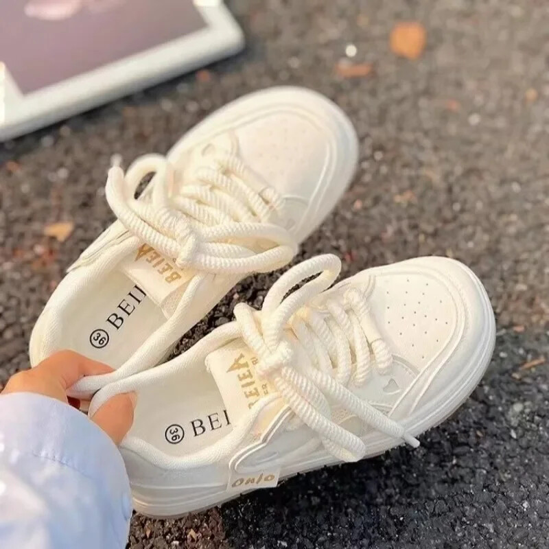 2024. aasta naiste sporditossud, vabaaja Kawaii lõuend, uued mitmekülgsed paksu põhjaga jalatsid Naiste tasase põhjaga vulkaniseeritud spordijalatsid