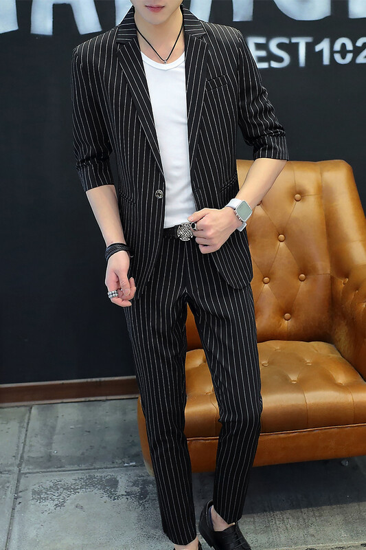 Costum casual casual cu mâneci în șapte puncte pentru vânt ușor de vară, versiunea coreeană subțire a setului din două piese de costum bărbați cu mânecă mijlocie.