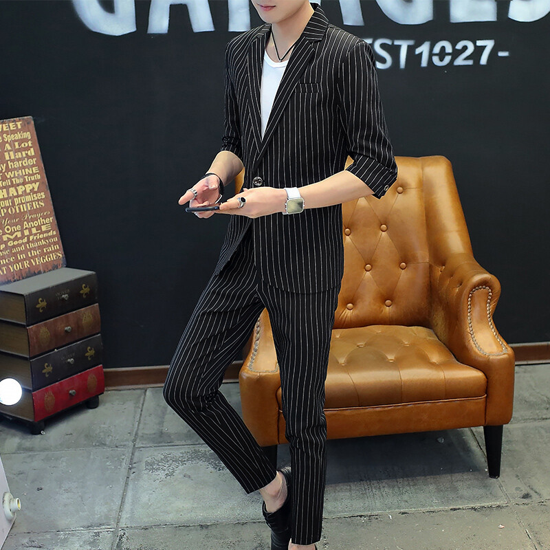 Costum casual casual cu mâneci în șapte puncte pentru vânt ușor de vară, versiunea coreeană subțire a setului din două piese de costum bărbați cu mânecă mijlocie.