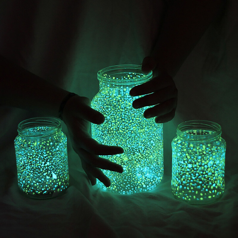 1000 gab. Mirdzums tumsā dārzā oļi kvēlo akmeņi āra dārza oļi zivju tvertņu celiņi celiņš iekšpagalms zāliena dekors mirdzums grants