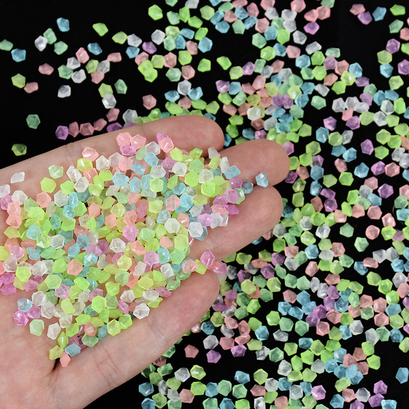 1000 gab. Mini gaiši akmeņi mirdz tumsā, krāsaini oļi, akmens mājas dārzam āra celiņam zāliena celiņi zivju tvertņu akvārijam