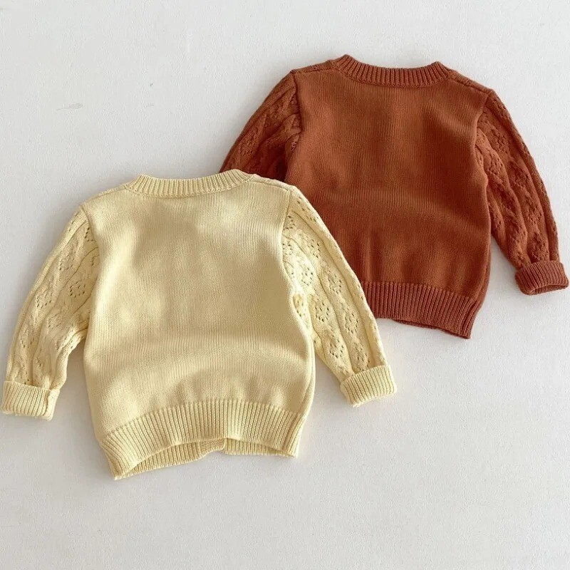 2024-es őszi kisgyermek kötött kardigán baba lányoknak százszorszép hímzés O-gallérral, hosszú ujjú, egysoros felsőruházat alkalmi felsőruházat