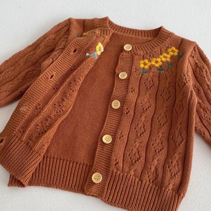 2024-es őszi kisgyermek kötött kardigán baba lányoknak százszorszép hímzés O-gallérral, hosszú ujjú, egysoros felsőruházat alkalmi felsőruházat