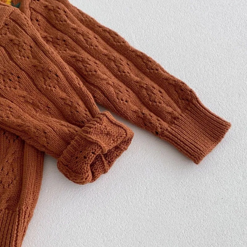 2024-es őszi kisgyermek kötött kardigán baba lányoknak százszorszép hímzés O-gallérral, hosszú ujjú, egysoros felsőruházat alkalmi felsőruházat