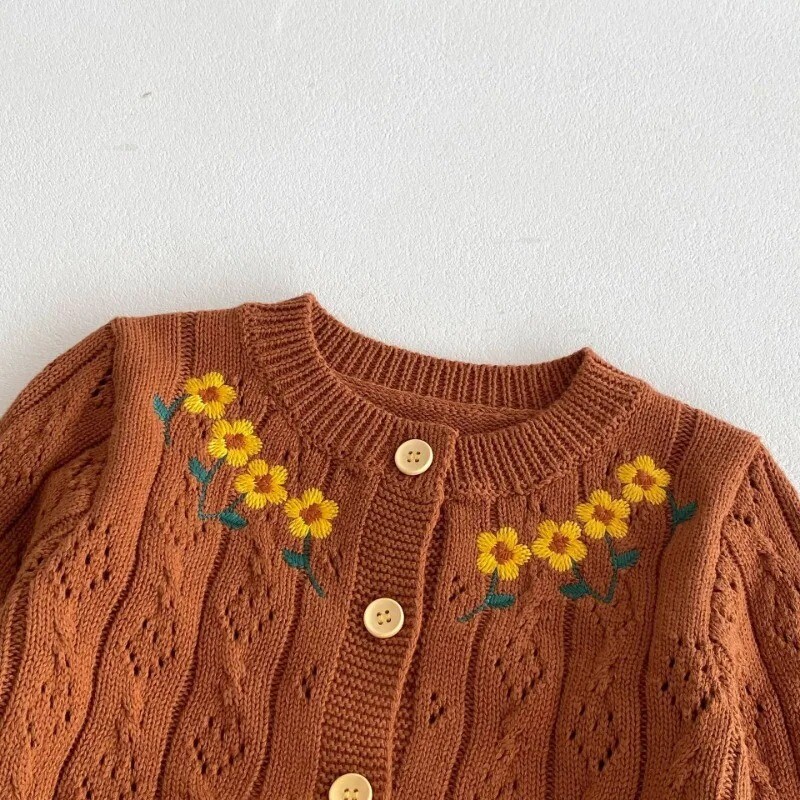 2024-es őszi kisgyermek kötött kardigán baba lányoknak százszorszép hímzés O-gallérral, hosszú ujjú, egysoros felsőruházat alkalmi felsőruházat