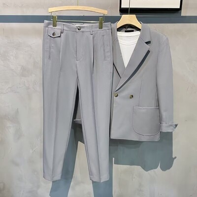 Augstas klases, brīva piegriezuma ikdienišķa rietumu stila apģērbu uzvalks vīriešiem pavasara sezonā moderns, nedaudz nobriedis mazs uzvalks jaka