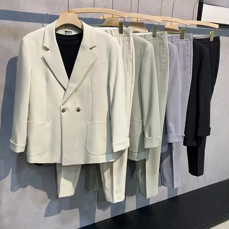 Augstas klases, brīva piegriezuma ikdienišķa rietumu stila apģērbu uzvalks vīriešiem pavasara sezonā moderns, nedaudz nobriedis mazs uzvalks jaka