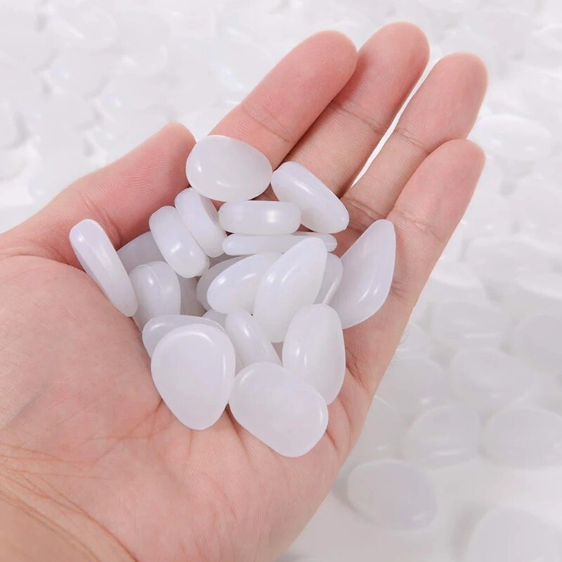 300db medence dekoratív mesterséges világító kő akvárium a sötét kavicsos kerti ösvényben