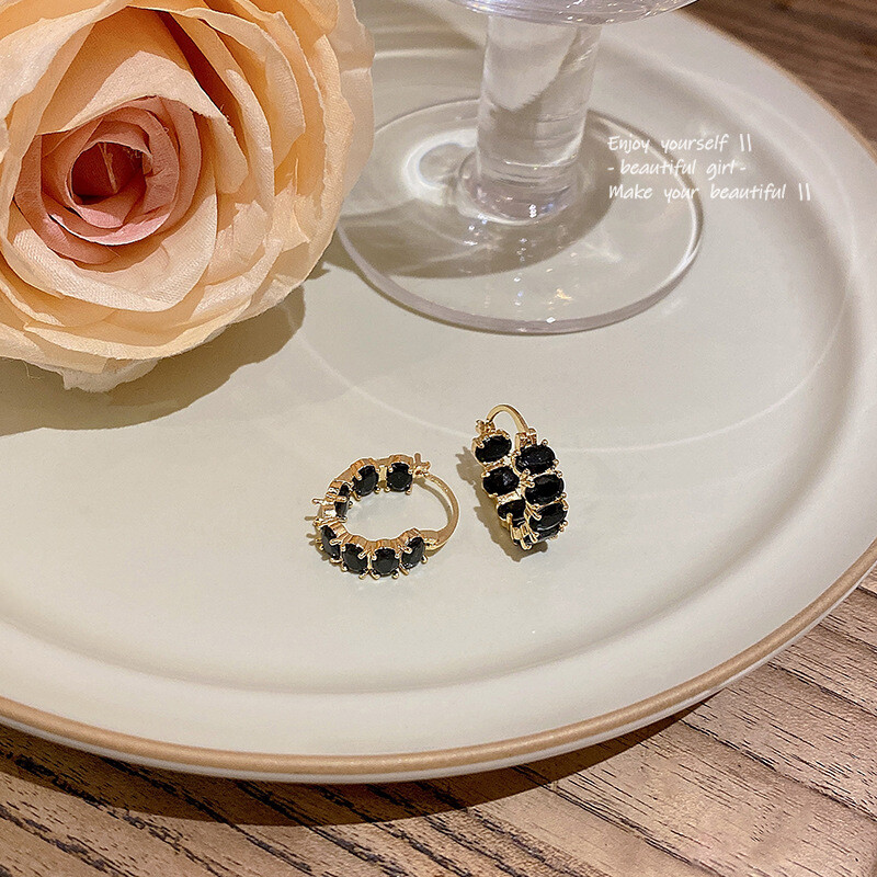 Ezüst tűs női temperamentum fekete cirkon kerek fülbevaló női könnyű, luxus fülbevaló csúcsminőségű dizájnnal