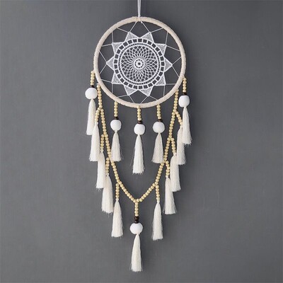 Makramé falra akasztható álomfogó nagy természetes szőrlabda (gyöngyök bojtárral)