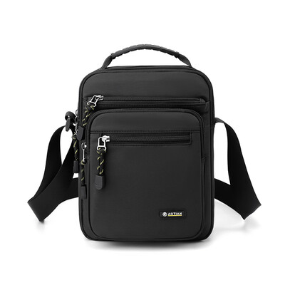 2024 új férfi válltáskák Crossbody táska többfunkciós férfi alkalmi kézitáskák kis férfi utazó táskák