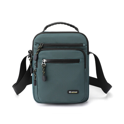 2024 új férfi válltáskák Crossbody táska többfunkciós férfi alkalmi kézitáskák kis férfi utazó táskák